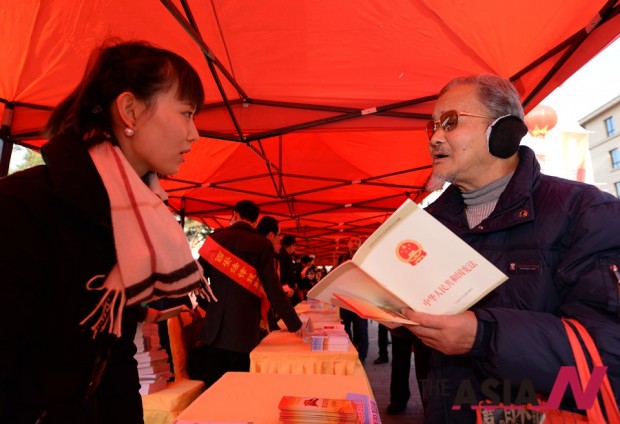 12월4일 중국 시안에서 한 시민이 국가헌법일 홍보책자를 전달받고 있다. 