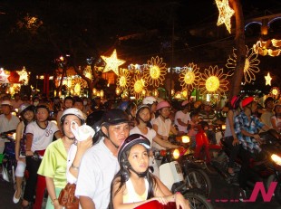 베트남 4·30 해방기념일의 밤. 호찌민시 동코이 거리를 메운 오토바이 축제 인파.(2012년 4월 30일)
