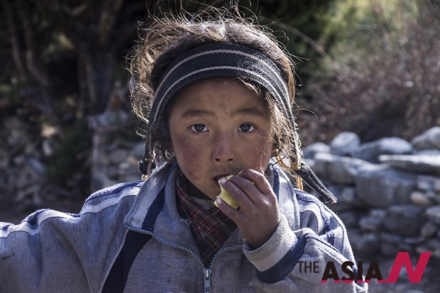 다르 마을의 한 소녀가 전통 빵을 먹고 있다. 