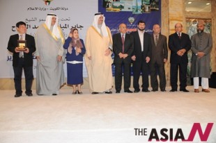 살만 알 하모드 알 사바 쿠웨이트 공보부 장관(왼쪽 두번째)과 라일라 알사반  매거진 편집국장(왼쪽 세번째), 반다르 빈 칼리드 사우디 왕자(왼쪽 네번째), 이상기 발행인(맨 왼쪽) 등 수상자들이 기념촬영을 하고 있다. 