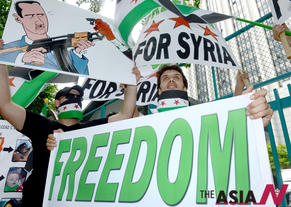 한국내 시리아인들이 2012년 8월17일 오후 서울 정부중앙청사 후문에서 내전중인 시리아의 자유를 위해 구호를 외치고 있다