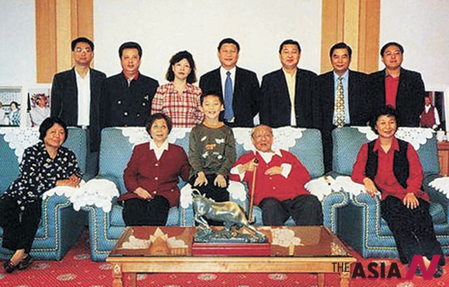 중국 시중쉰 전 부총리 생전에 찍은 가족사진. 오른쪽 끝에 붉은색 옷을 입은 시진핑 주석의 큰누나 시차오차오가 포즈를 잡고 있다. 오른쪽 끝에 윗줄 가운데가 시 주석, 오른쪽이 동생 위안핑, 그 옆이 큰 매형 덩자구이, 시주석 왼편이 둘째 누나 안안 부부. 아래 줄 중앙은 시중쉰 부부. 왼쪽은 고모다. 