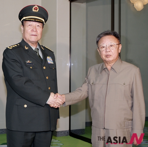 김정일 전 국방위원장(오른쪽)이 2010년 평양에서 중국 궈보슝  당시 중앙군사위원회 부주석을 만나 악수하고 있다.  