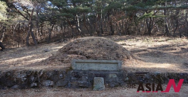 경남 의령군 마두리에 위치한 이병철 회장의 증조부 묘소. 세계적인 기업 삼성의 출발은 이 묘소의 묫바람이 결정적으로 작동하였다. 이 묘소는 아래서 위로 거슬러 올라와 혈을 맺는 소위 달상결(達上結)로 맺은 곳이다.