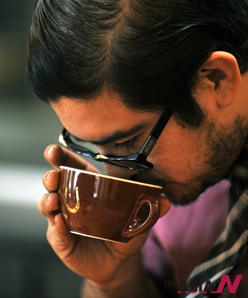 커피의 품질을 평가하는 미국 스텀프타운의 바리스타