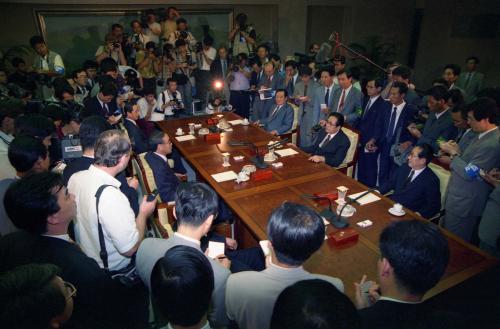분단 반세기만의 첫 남북정상회담을 준비하기 위한 예비접촉이 1994년 6월28일 판문점 남측지역 '평화의 집'에서 열렸다.