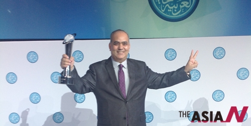아시아기자협회 아랍지부장 겸 쿠웨이트  편집장이 '아랍저널리즘어워드'에서 상을 받고 포즈를 취하고 있다. 