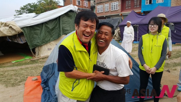 김해성 목사(왼쪽)와 네팔 현지 주민이 임시 천막 앞에서 포옹을 하고 있다. 