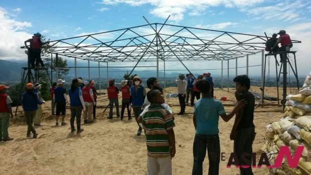 네팔 현지 주민들과 (사)지구촌사랑나눔 봉사단이 임시학교 기초공사를 하고 있다. 