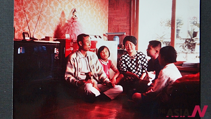 유년시절 가족과 함께 찍은 사진. 