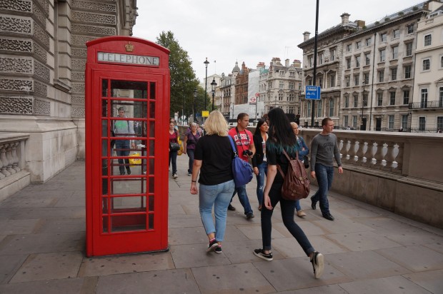런던의 대표적인 명물인 빨간 공중전화 박스.