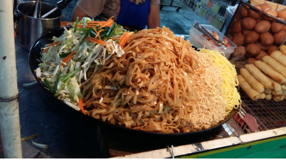 태국 대표 요리 팟타이는 대낮에 거리에서 찾아보기 힘든 음식이었다. 위 사진은 밤이 되어야 나타나는 방콕 카오산로드의 팟타이 포장마차