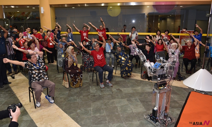 로봇코치와 함께 운동을 배우고 있는 싱가포르 어르신들 