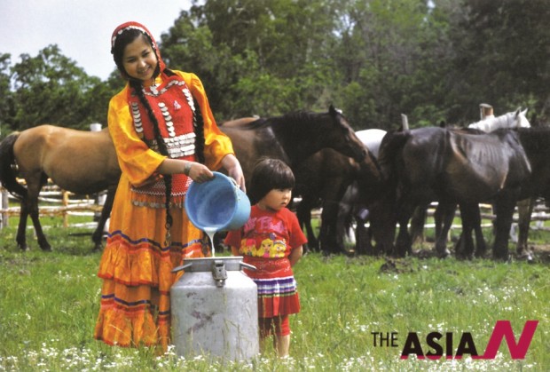 Collecting milk after milking cows (Photo : Najib Elvis)