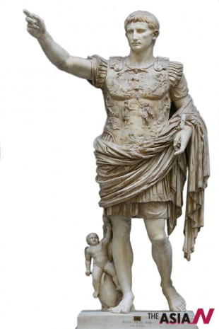 로마제국 초대 황제 아우구스투스 동상 