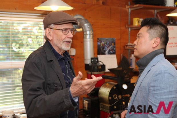 미국 샌프란시스코에 있는 세계적 커피석학 케네스 데이비즈의 연구실을 찾아 커피테이스터의 역할에 대해 토론을 벌이고 있는 김정욱 교수 
