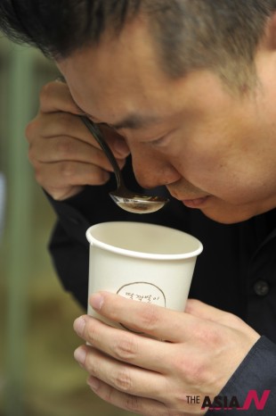 커피의 향미를 평가하고 있는 딸깍발이 김정욱 교수 