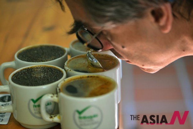 커피테이스터가 커피의 품질을 평가하기 위해 테이스팅을 하고 있는 모습