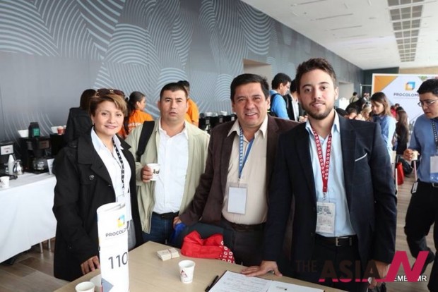 프로콜롬비아가 주최한 시음행사 장에서 다니엘 벨라스케즈(맨 오른쪽)가 관계자들과 포즈를 취하고 있다. 