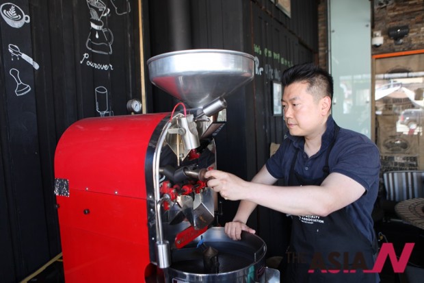 김정욱 교수는 국제로스팅심판관으로 활동기하기 전인 2013년 이탈리아가 주최한 세계로스팅대회에서 우승했다. 커피맛을 지키기위해 어떠한 타협도 하지 않아 '딸깍발이'라는 별명이 붙었다. 