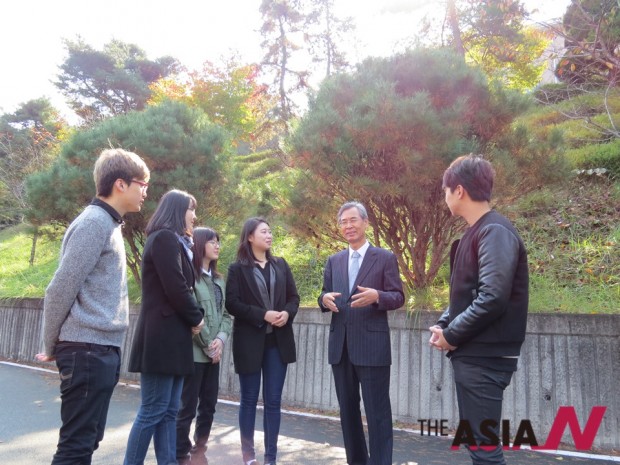 김수일 총장(오른쪽에서 두번째)와 학생들이 대화를 나누고 있는 모습 