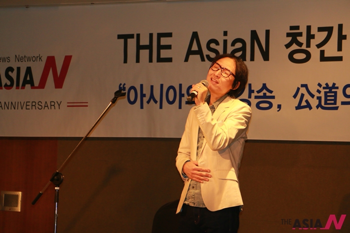 지난 11월20일 '아시아엔 창간4돌 후원의 밤' 행사에서 가수 나들이 열창하고 있는 모습