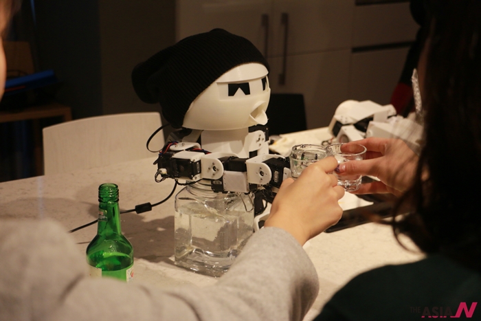 삶에 지친 현대인들을 위해 소주를 함께 마셔주는 로봇 '드링키', 박은찬 작품.