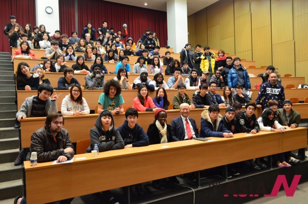 강의실에서 학생들 사이에 앉아 있는 김춘호 한국뉴욕주립대 총장(앞 줄 가운데) 