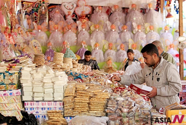마울리드를 맞아 이집트 카이로에서 시민들이 아이들을 위한 사탕과자를 사고 있다.