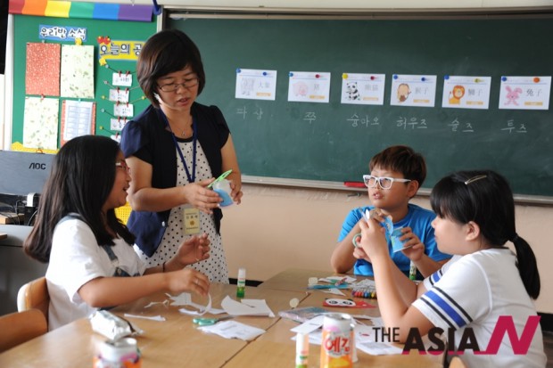 김홍매씨가 한국 소학생들에게 중국어수업을 하고있다. 