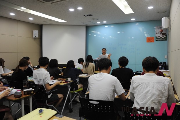 서울공자학원에서 중국어를 공부하고 있는 한국학생들 
