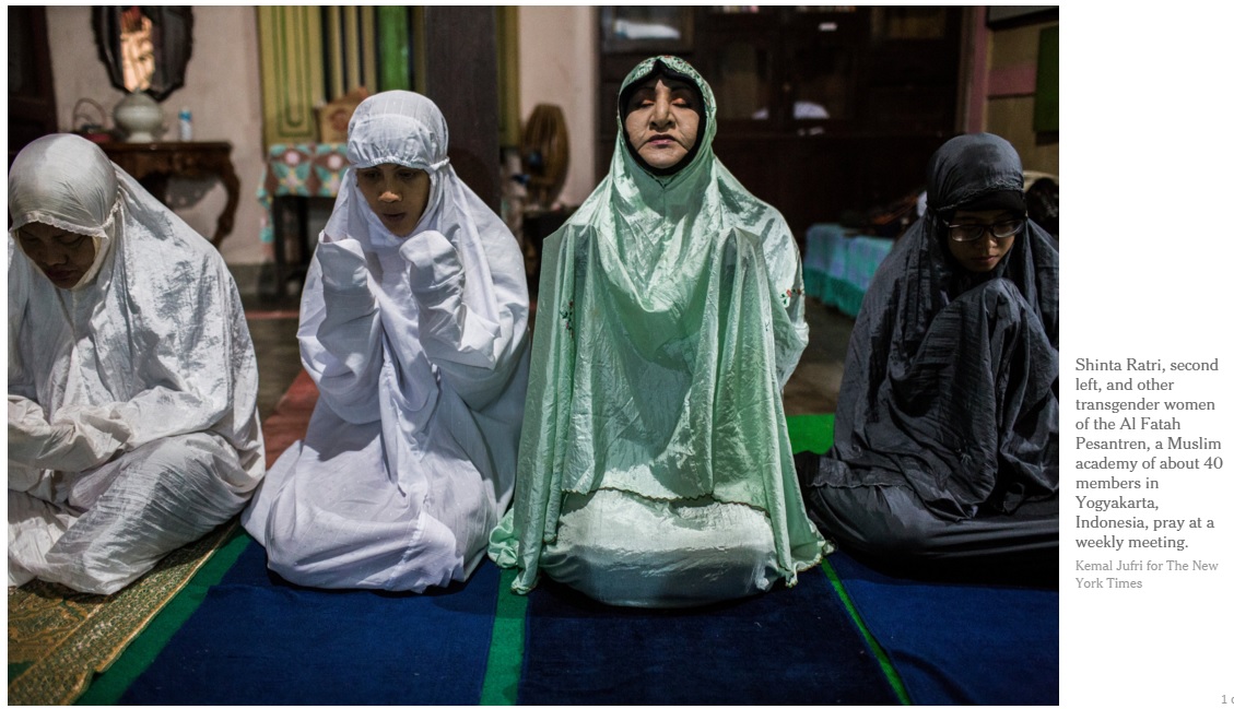 인도네시아 트렌스젠더 무슬림 여성을 위한 '알파타학교' 예배 모습. 왼쪽에서 두번째가 설립자 신타 라트리씨다. 