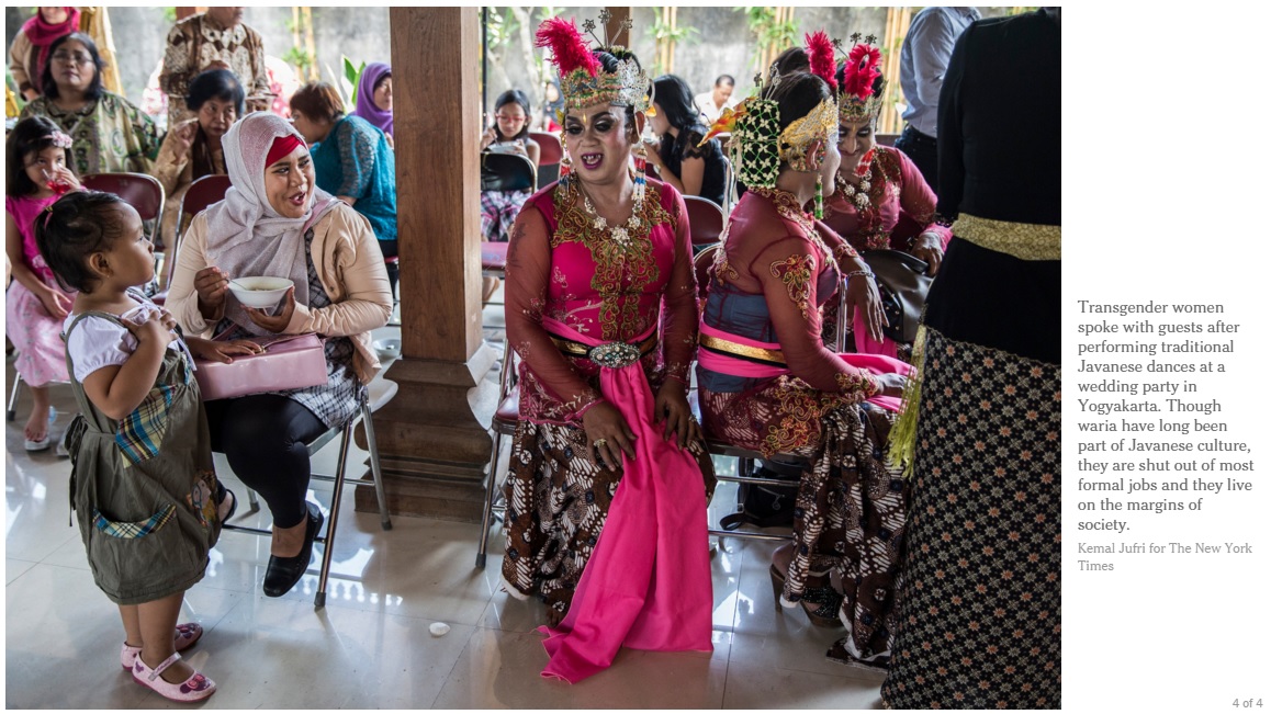 인도네시아 요그야카르타주에서 열린 한 결혼식에서 트랜스젠더 무슬림 댄서들이 공연을 마친 뒤 하객들과 이야기를 나누고 있다. 