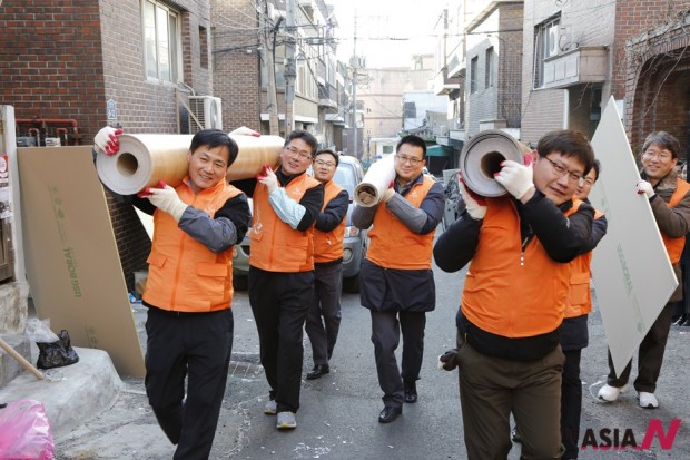 한화그룹 신임임원 40명은 12일 오전, 서울 종로구 창신동에 위치한 소외계층 가정을 방문해 벽지 및 장판 교체 등 주거 환경 개선작업과 쌀 과 생활용품을 전달했다. 