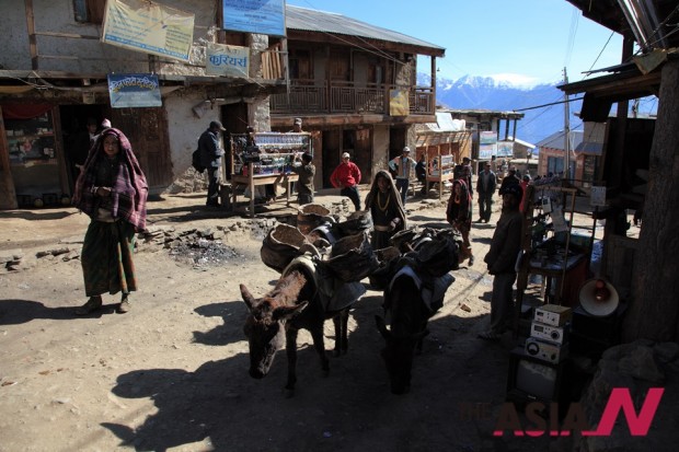 네팔 서부지역 북쪽 시미코트 마을(3,800m) 모습. 오지에 있는 ‘거점 마을’로 행정 중심지로 교역이 활발하게 이루어지는 곳이다. 과거와 현재가 공존하는 것이 특징적이다.