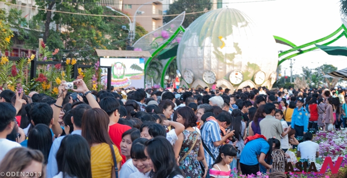 사람들로 붐비고 있는 베트남 광장