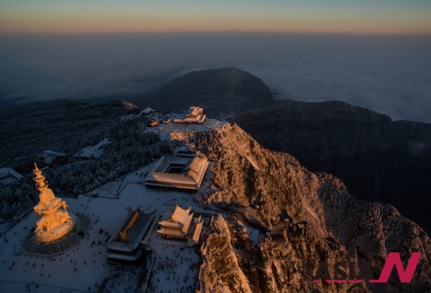 (151221) -- SICHUAN, Dec. 21, 2015 (Xinhua) -- Photo taken on Dec. 20, 2015 shows the scenery of Mount Emei, a famous Chinese Buddhism mountain in southwest China's Sichuan Province. (Xinhua/Jiang Hongjing) (wf)