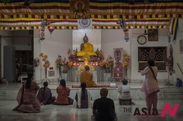 (150505) -- CALCUTTA, May 5, 2015 (Xinhua) -- Indian Buddhist devotees offer prayers at a Buddhist temple to commemorate the 2,559th birth anniversary of the Buddha in Calcutta, capital of eastern Indian state West Bengal, May 4, 2015. The day was observed as Buddha Purnima, or the birth anniversary of Lord Gautam Buddha, the originator of Buddhism. (Xinhua/Tumpa Mondal)