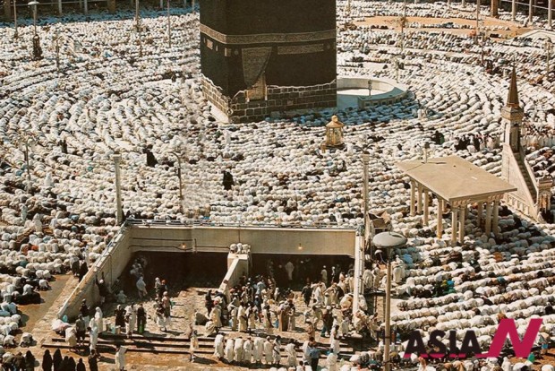 사우디아라비아 메카에 몰린 순례인파. 위쪽 검은색 천으로 덮인 사각형 건물이 ‘카바(Kaaba)’이다. 무슬림들은 아브라함이 하나님에게 제사를 지내기 위해 쌓은 신전이라고 주장한다. 아래는 ‘잠잠우물(Zamzam well)’로 들어가는 입구이다. 