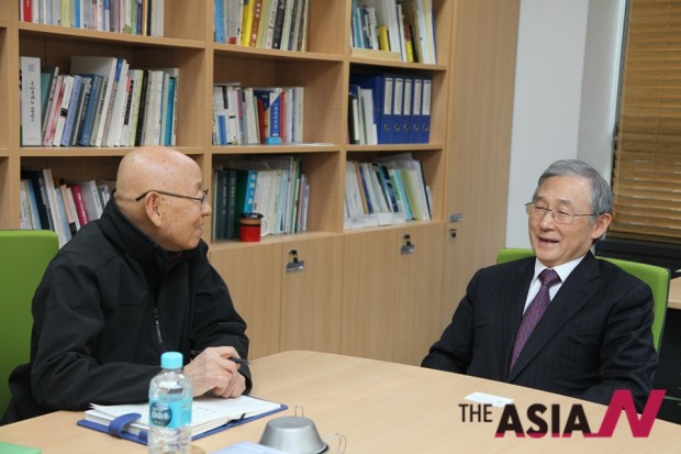 박상설 아시아엔 자연과 삶 전문기자(왼쪽)와 이장무 카이스트 이사장