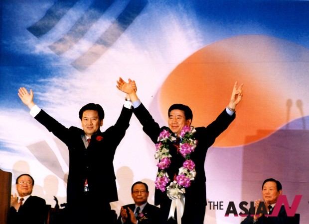 2002년 대통합민주신당 국민경선 당시 정동영 후보(왼쪽)와 노무현 후보