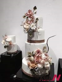 설탕공예를 접목한 송아람 케이크 디자이너의 웨딩케이크 모습