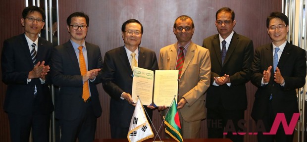  In 2014, Korea Exchange signed MOU with Dhaka Stock Exchange (DSE) for cooperation in stock market IT infrastructure field.