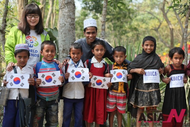 Korea International Cooperation Agency(KOICA) got to work to increase rural household incomes in Bangladesh with Bangladesh Academy for Rural Development(BARD) in 2010. The photo shows that Bangladesh children were greeting KOICA members.