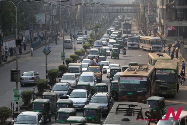 The photo of congested Dhaka street, a capital city of Bangladesh. Local government devotes its total energy to attract foreign investment for infrastructure construction like electricity, road and etc.