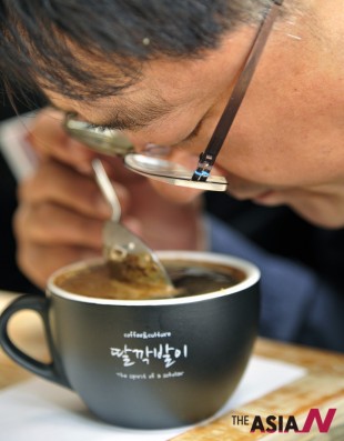 최우성 CCA서울본부장이 커피의 향미를 평가하기 위해 한 잔에 담긴 커피의 향기를 맡고 있다. 
