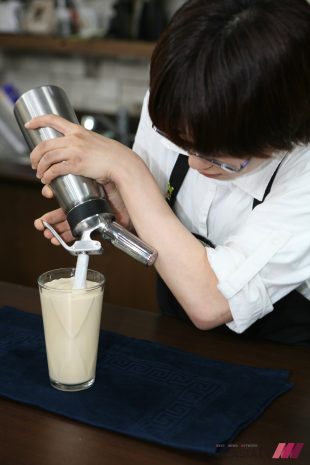 CIA(미국요리대학)에서 향미전문가자격증(FMC)를 취득한 정의윤 커피테이스터가 휘핑기에 질소가스를 장착해 '니트로더치라테'를 만들고 있다. 