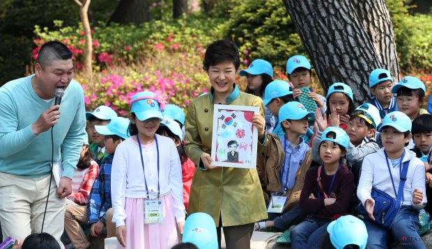 Children¡?s Day in Cheong Wa Dae President Park (center) smiles and shows a self-portrait drawn by a girl named Gwon Ji-yun Cheong Wa Dae, Seoul 2013.05.05. -Related Korea.net Article- ¡°President Park encourages children to realize their dreams¡± http://www.korea.net/NewsFocus/Sci-Tech/view?articleId=107654 Ministry of Culture, Sports and Tourism Korean Culture and Information Service Korea.net Newsroom Jeon Han ---------------------------------------- ??91?¸ ¾?¸°??³? ¾?¸°??³? ??¿?´? ???????? 5?? ±????± ¾?¸°??¿¡°? ?????­¸? ¼±¹°¹Þ?º ¹?±??? ´???·??? ??½??? ?????­¸? ¾?¸°????¿¡°? º¸¿???¸? ????°? ¿?°? ??´?. ??¿?´? ¹®?­?¼?°°?±¤º? ?Ø¿?¹®?­??º¸¿ø ??¸®¾Æ³? ????