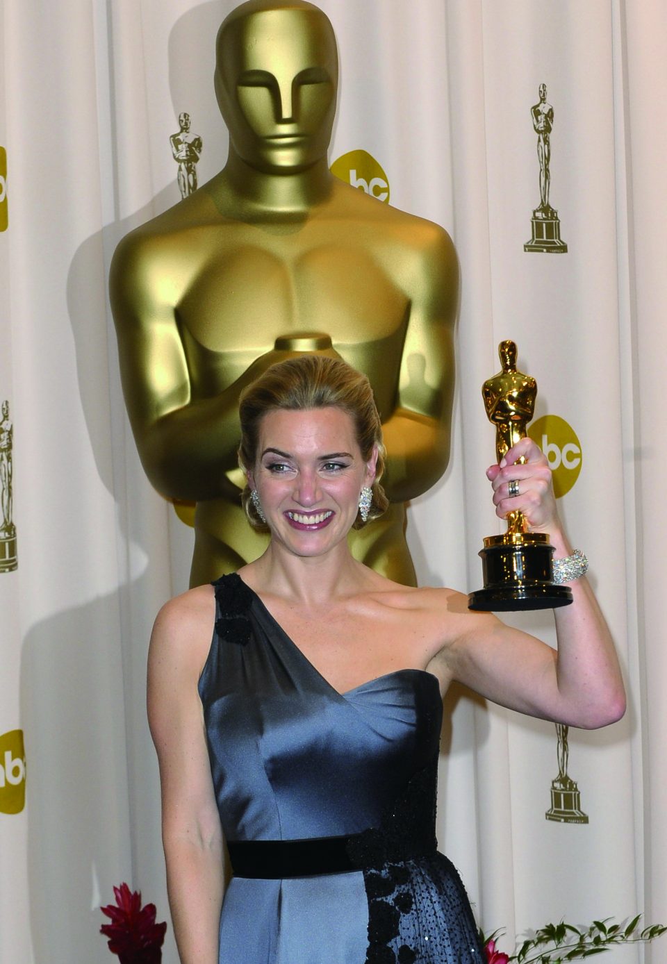 (090223) -- HOLLYWOOD, Feb. 23, 2009 (Xinhua) -- Kate Winslet poses with her trophy for best actress of the 81st Academy Awards for "The Reader" at the Kodak Theater in Hollywood, California, the United States, Feb. 22, 2009. (Xinhua/Qi Heng) (msq)