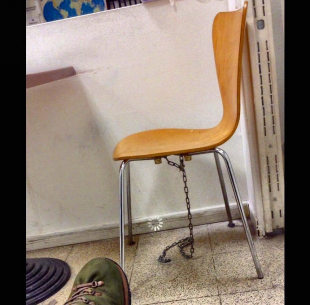 필자가 이스탄불 공항에서 석방을 기다리던 도중 태블릿으로 몰래 찍은 조사관이 앉아있던 의자. 그리고 저항하는 자들을 의자에 고정 시키는 의도로 쓰이는 쇠줄. 